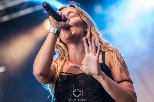 Cantante actuando en directo fotografiada por Borjatrivifoto